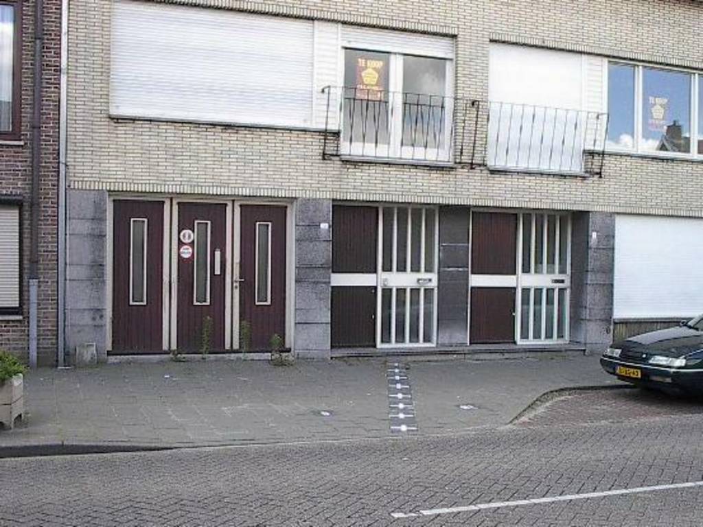 Huis aan de Chaamseweg dat zowel in België als Nederland staat (de grens is in de stoeptegels aangegeven)