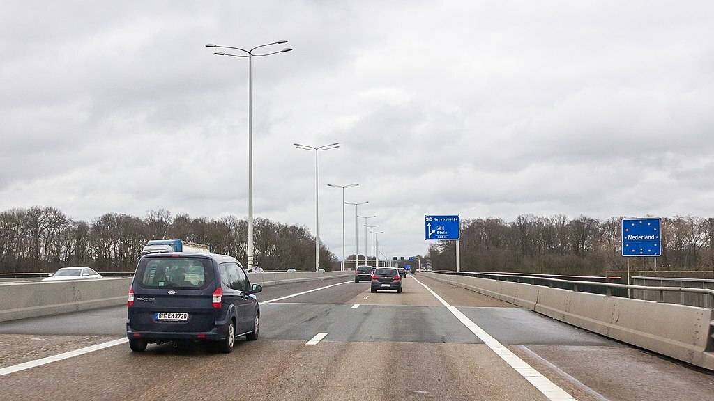 Belgium-Netherlands border crossing A2 (Autosnelweg 2 at Maasmechelen) -> A 76 (Rijksweg 76 at Stein)