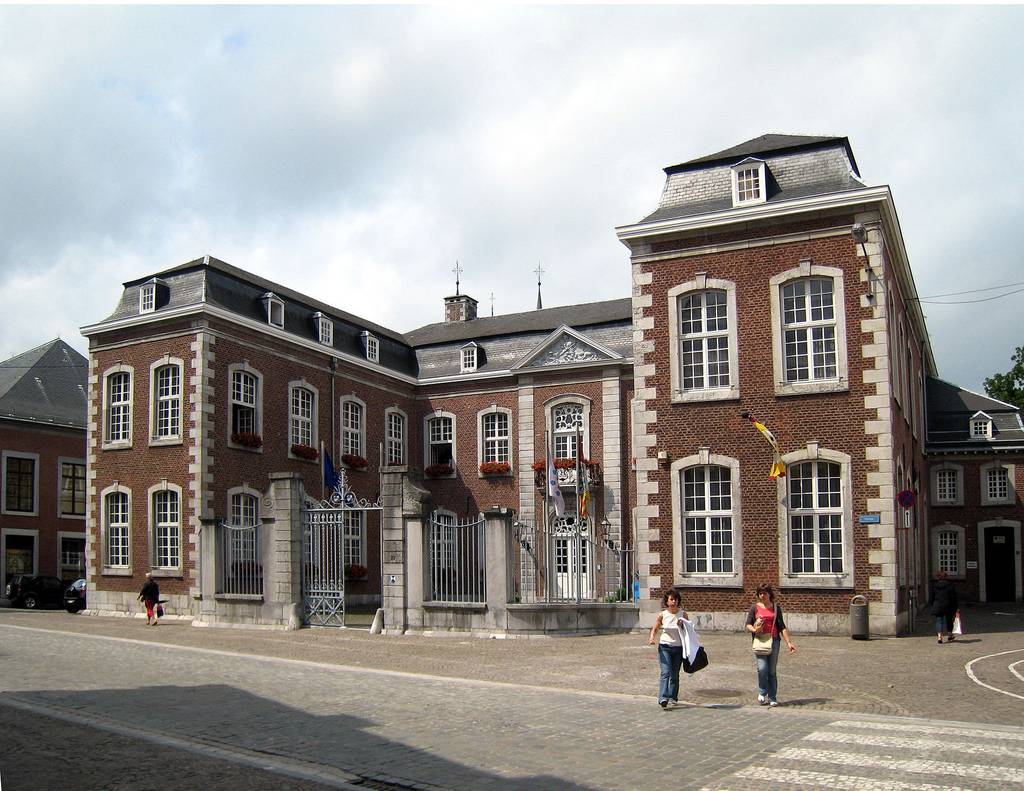 Im 18. Jahrhundert für den Tuchmacher Grand Ry als Wohn- und Geschäftshaus erbaut, heute Sitz der Regierung der Deutschsprachigen Gemeinschaft Belgiens – und eine der Sehenswürdigkeiten der Wollroute