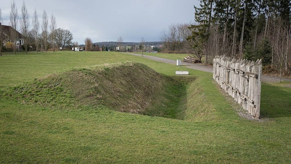 Rekonstruktion des Obergermanischen Limes mit Wall, Graben und Palisade in Mainhardt.